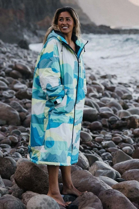 Unisex Waves Recycled Sherpa Lined Changing Robe - Image 11